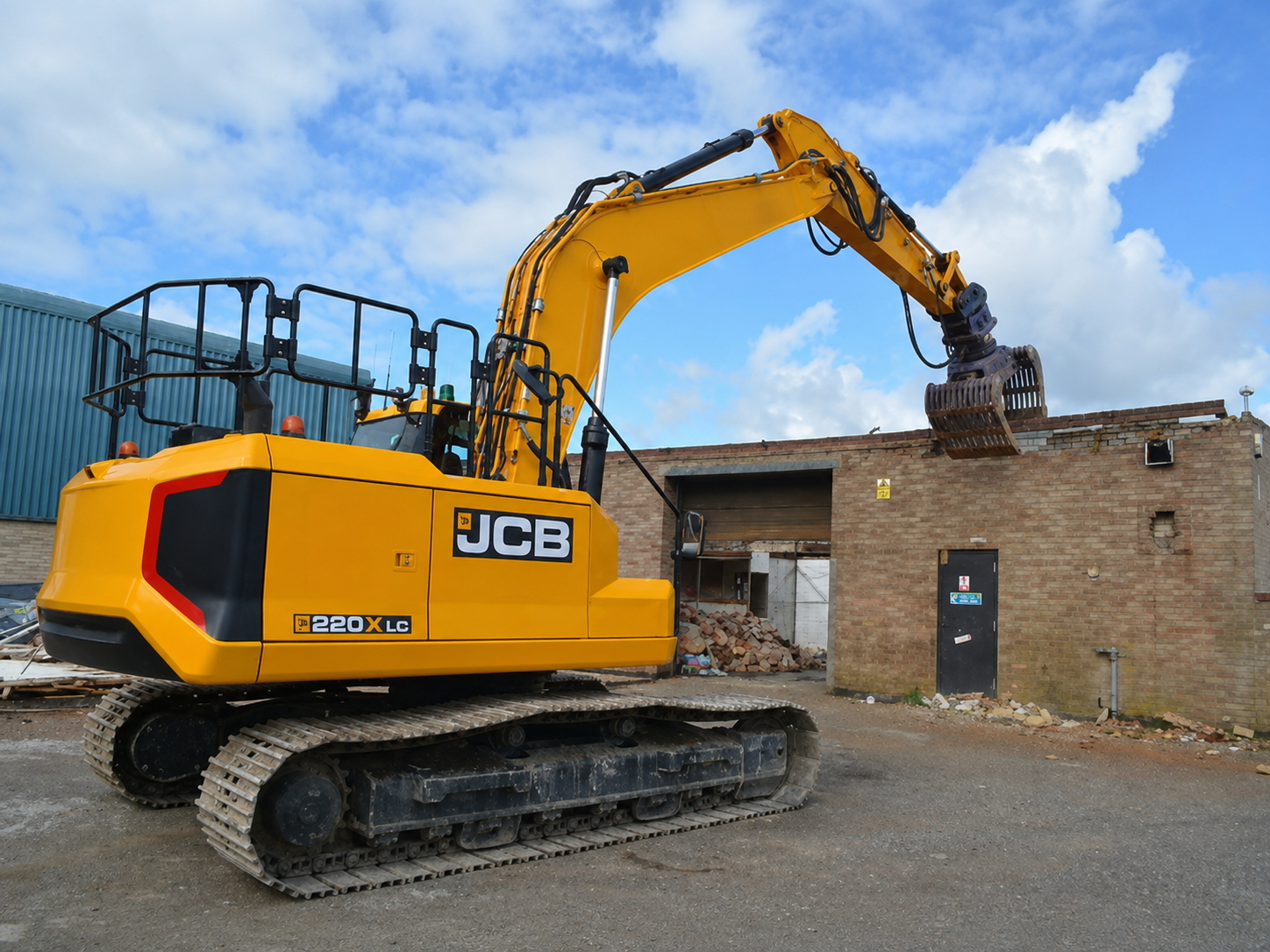 JCB 220X excavator with sorting grab